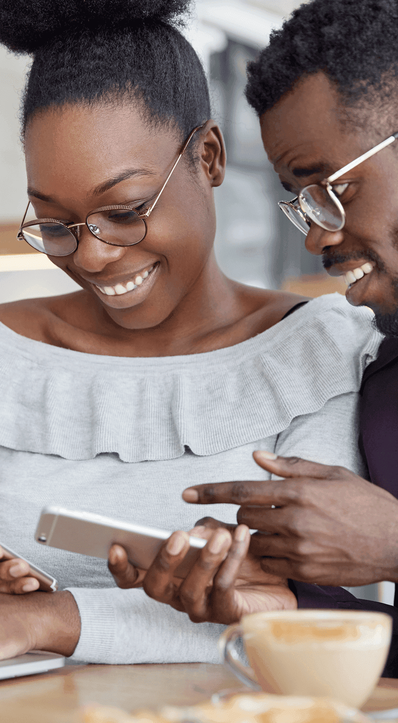 Casal a sorrir enquanto explora a app VOLET no telemóvel